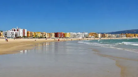 Orilla de la Playa del Carmen de Barbate y casas al fondo.