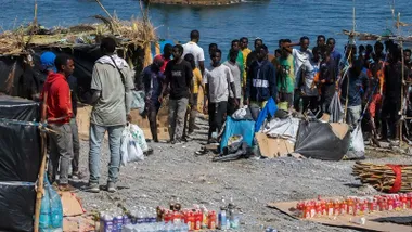 Muchos inmigrantes ilegales ocupando con chozas la playa del Trampolín en Ceuta.