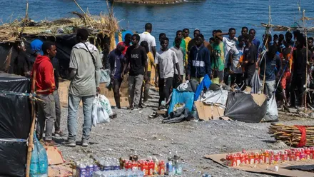 Muchos inmigrantes ilegales ocupando con chozas la playa del Trampolín en Ceuta.