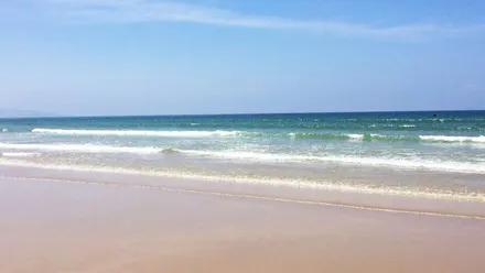 Aguas turquesas rompiendo a la orilla de la playa del Carmen, en Barbate.