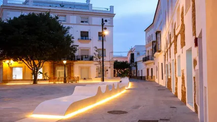 Iluminación y buen estado de la Plaza de España de Rota.