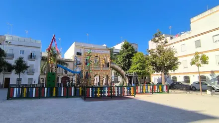 Cielo despejado y azul sobre la plaza Manolo Santander de Cádiz en la mañana de este domingo 30 de agosto.