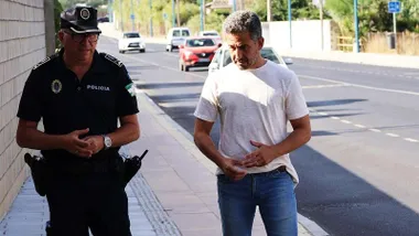 José Vera y el intendente de la Policía Local de Chiclana en una calle de la localidad.