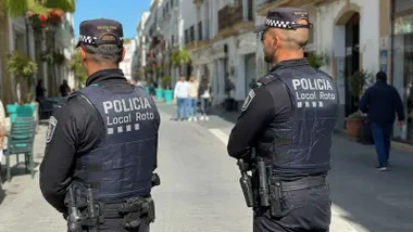 Dos agentes de la Policía Local de Rota, vestidos de uniforme azul, en una calle de la localidad.
