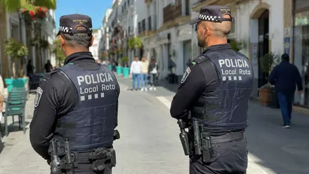 Dos agentes de la Policía Local de Rota, vestidos de uniforme azul, en una calle de la localidad.