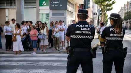 Dos policías locales de San Fernando frente aun centro de salud.