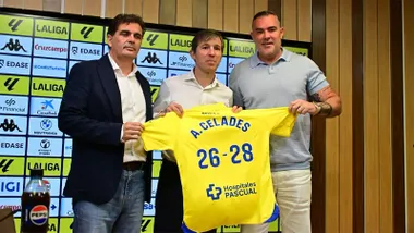 Rafael Contreras, Albert Celades y Christian Septien, durante la presentación del nuevo entrenador del Cádiz CF. Tras la fotografía, presidente y vicepresidente abandonaron la sala y Celades atendió a los medios de comunicación.