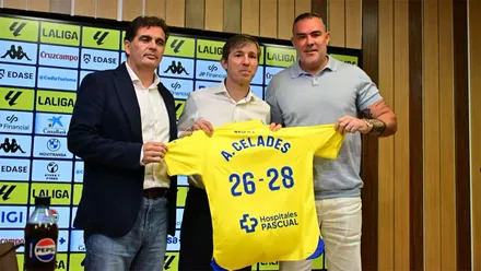 Rafael Contreras, Albert Celades y Christian Septien, durante la presentación del nuevo entrenador del Cádiz CF. Tras la fotografía, presidente y vicepresidente abandonaron la sala y Celades atendió a los medios de comunicación.