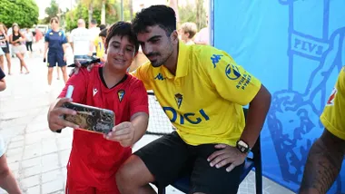 Bojan Kovacevic haciéndose una fotografía con un niño.