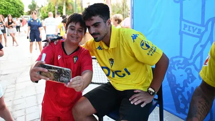 Bojan Kovacevic haciéndose una fotografía con un niño.