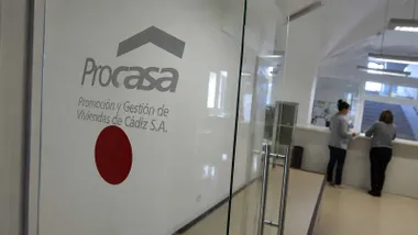 Oficina de Procasa, con puerta de crista le interior en blanco.