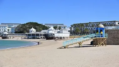Torre de vigilancia pintada en azul y celeste en la playa de La Caleta.