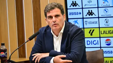 Rafael Contreras interviene ante un micrófono durante una rueda de prensa del Cádiz CF, sentado frente al panel de patrocinadores del club.