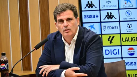 Rafael Contreras interviene ante un micrófono durante una rueda de prensa del Cádiz CF, sentado frente al panel de patrocinadores del club.