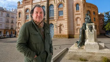 El doctor con el Gran Teatro Falla de Cádiz a su espalda.