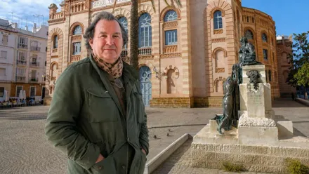 El doctor con el Gran Teatro Falla de Cádiz a su espalda.
