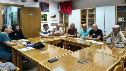 Representantes de AGADI, Segunda Aguada y Cádiz Centro durante una reunión sobre los cambios previstos en la actual Línea 2 de autobuses de Cádiz.