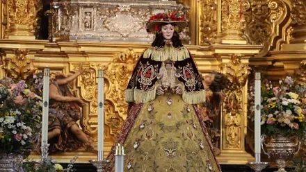 Virgen del Rocío vestida de pastora para el llamado "Rocío Chico".