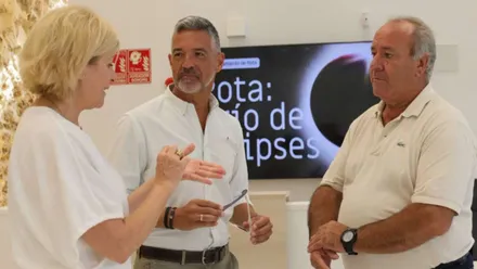 Momento de la presentación del proyecto del observatorio de Rota con el alcalde de Rota, José Javier Ruiz Arana, acompañado por la delegada municipal de Turismo, Esther García, y por Juan Antonio Fernández, presidente del Grupo Astronómico Portuense.