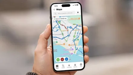 Persona sosteniendo un teléfono móvil con la aplicación de Rotabus.