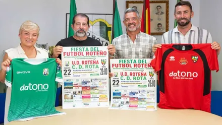 Sosteniendo en cartel los organizadores y el alcalde de Rota para el partido de fútbol entre el CD Rota y UD Roteña.