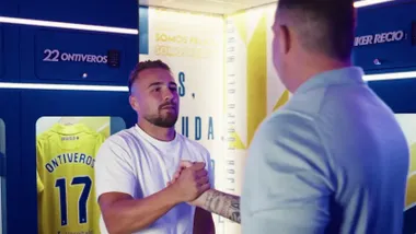 Saludo entre Christian Septien y Javi Ontiveros en el vídeo en el que se anunció la continuidad del futbolista. Foto: Cádiz CF.