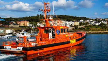 El barco de Salvamento Enif con su típico color naranja.