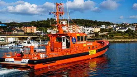 El barco de Salvamento Enif con su típico color naranja.