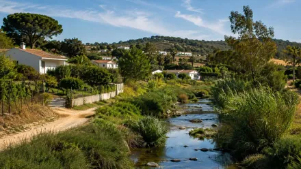 Casas juntos al río en la zona de San Ambrosio.