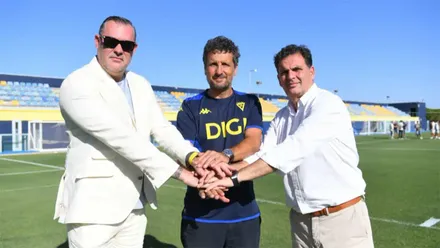 El presidente del Cádiz, Christian Septien, y el vicepresidente Rafael Contreras jutno al ya ex entrenador cadista Imanol Idiakez. Foto: Cádiz CF.