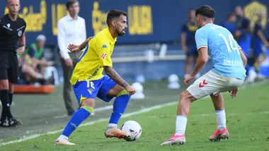 Suso levanta la cabeza ante un jugador del Celta Fortuna.