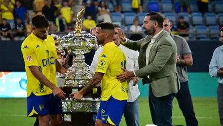 Suso y García Pascual reciben la copa de Subcampeón del Trofeo Carranza. Foto: Eulogio García.