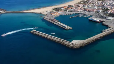 Vista aérea del puerto de Tarifa con la cercana playa.