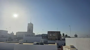 El sol luce sobre la Torre Taviira de Cádiz en la mañana de este 18 de agosto. Foto: José Luis Porquicho Prada.