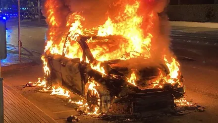 Vehículo inmerso en una bola de fuego.
