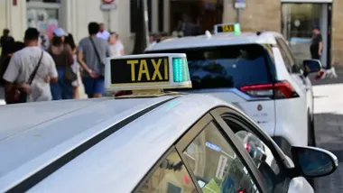 Taxis en la parada de la plaza del Palillero de Cádiz. Foto: Eulogio García.