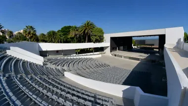 Gradas y escenario del Teatro Pemán de Cádiz, en blanco y asientos en gris.