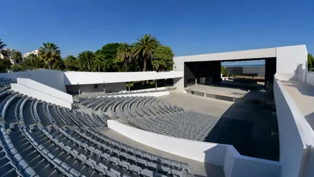 Gradas y escenario del Teatro Pemán de Cádiz, en blanco y asientos en gris.