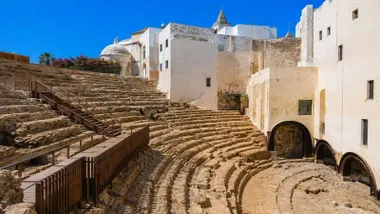 Vista de las gradas del Teatro Romano de Cádiz y las casas anexas.