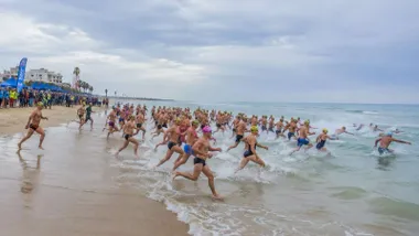 Participantes de la Travesía Solidaria de San Fernando entrando en la playa de Camposoto.