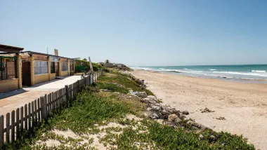 Vista de la playa de Las Tres Piedras en Chipiona.