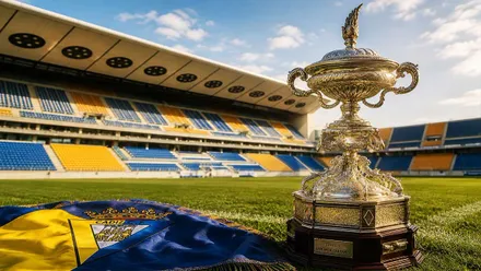 Gradas del Nuevo Mirandilla y el Trofeo Carranza, destacan los colores amarillo y azul.
