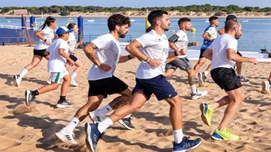 Corredores por la playa en Sanlúcar.