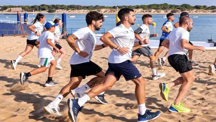 Corredores por la playa en Sanlúcar.