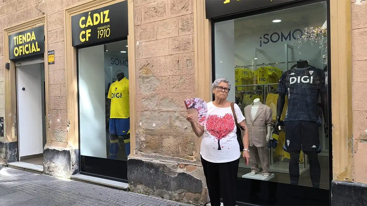 Escaparate de la tienda oficial del Cádiz CF en el centro de Cádiz. Junto a las equipaciones amarilla y negra del equipo aparece un maniquí infantil vestido con un traje de cuadros similar al utilizado por Christian Septien.