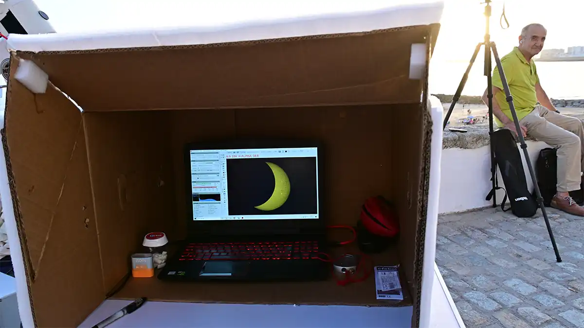 Ordenador utilizado durante la observación del eclipse solar de 2026 en Cádiz mostrando el disco del Sol parcialmente cubierto por la Luna.