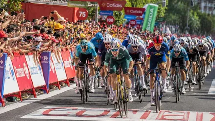 Muchos corredores llegan al sprint a la meta en la Vuelta Ciclista a España.