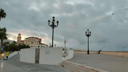Cielo nuboso, gris, en Cádiz con ligera brisa.