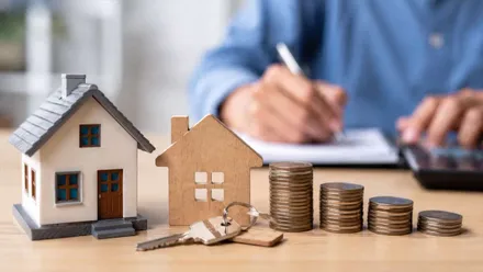 Persona firmando una hipoteca de una casa.