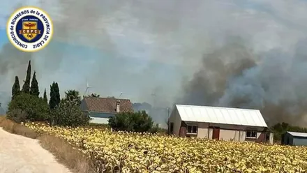 Humo saliendo de zona de pastos, próximas a unas casas en Chiclana.